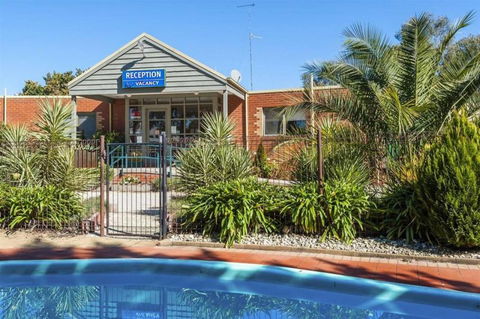COMFORT INN COACH AND BUSHMANS - Accommodation Sunshine Coast 0