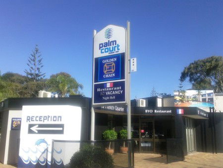 Palm Court Motor Inn - Accommodation Sunshine Coast 0
