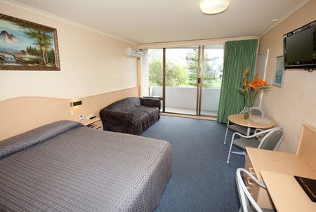 Palm Court Motor Inn - Accommodation Sunshine Coast 1