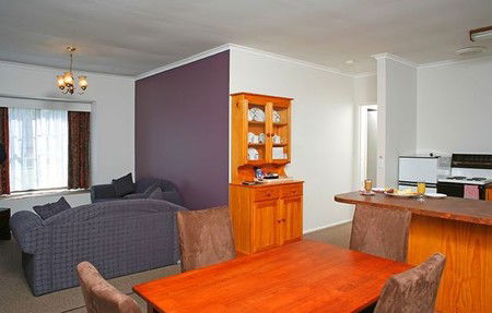 Fox And Hounds Inn - Accommodation Sunshine Coast 1