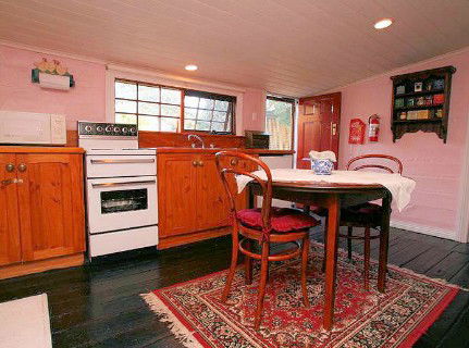Hollyhock Cottage - Accommodation Sunshine Coast 1