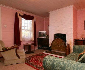 Hollyhock Cottage - Accommodation Sunshine Coast 4