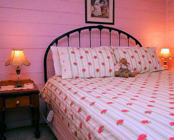 Hollyhock Cottage - Accommodation Sunshine Coast 5