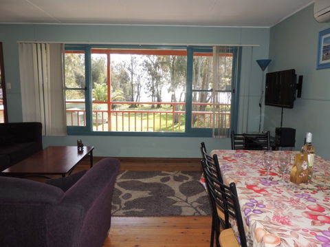 A Paradise Bungalow Waterfront - Accommodation Sunshine Coast 3
