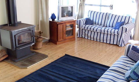 Bush And Bay Cottage - Accommodation Sunshine Coast 4