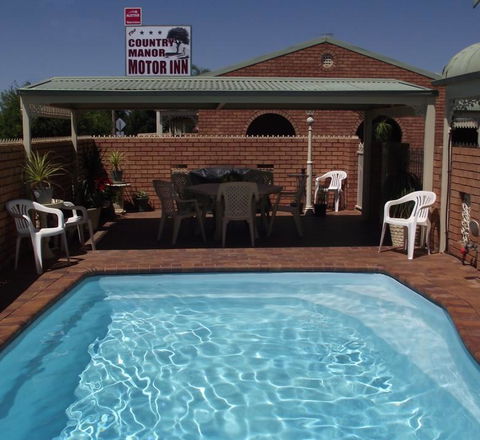 Country Manor Motor Inn - Accommodation Sunshine Coast 0