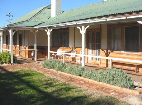 Gundagai Historic Cottages Bed And Breakfast - Accommodation Sunshine Coast 0