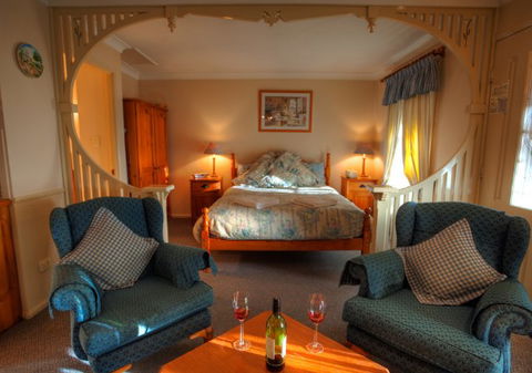 Honeysuckle Cottages And The Rocks Restaurant - Accommodation Sunshine Coast 0