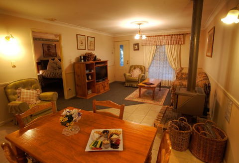 Honeysuckle Cottages And The Rocks Restaurant - Accommodation Sunshine Coast 2