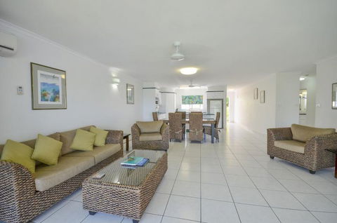 Roydon Beachfront Holiday Apartments - Accommodation Sunshine Coast 8