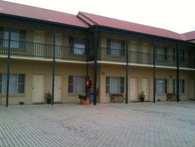 Golden Guitar Motor Inn - Accommodation Sunshine Coast 3