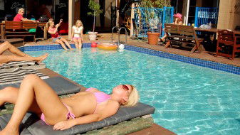 Surf N Sun Beachside Backpackers - Accommodation Sunshine Coast 2