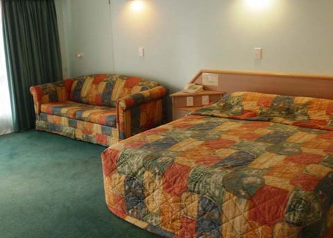 Runaway Bay Motor Inn - Accommodation Sunshine Coast 0