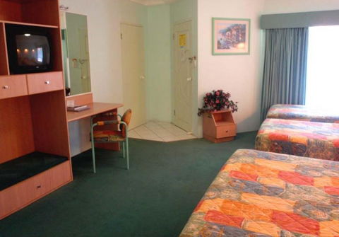Runaway Bay Motor Inn - Accommodation Sunshine Coast 1