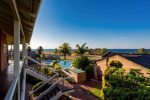 Busselton Beach Resort - Accommodation Sunshine Coast 3