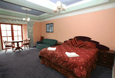 Hatchers Manor - Accommodation Sunshine Coast 0