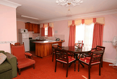 Hatchers Manor - Accommodation Sunshine Coast 2