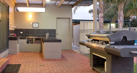 Rosebud Motel - Accommodation Sunshine Coast 0