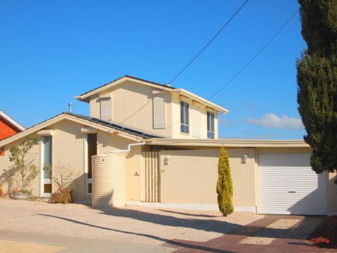 Homes Down Under - Accommodation Sunshine Coast 2