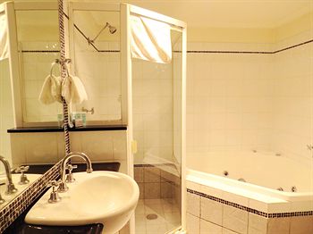 Waldorf Randwick Serviced Apartments - Accommodation Sunshine Coast 0