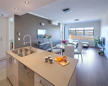 Zara Tower - Luxury Suites And Apartments - Accommodation Sunshine Coast 2