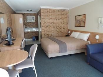 Forest Lodge Motor Inn & Restaurant - Accommodation Sunshine Coast 1