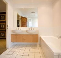 Skippers Cove Waterfront Resort - Accommodation Sunshine Coast