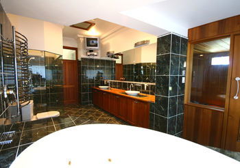 Relaxin - Accommodation Sunshine Coast 0