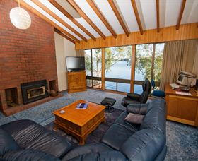 Waterside Accommodation - Derwent Retreat - Accommodation Sunshine Coast 1
