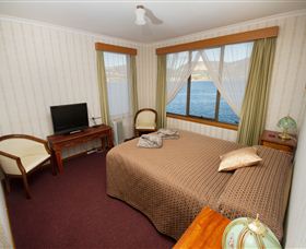 Waterside Accommodation - Derwent Retreat - Accommodation Sunshine Coast 3