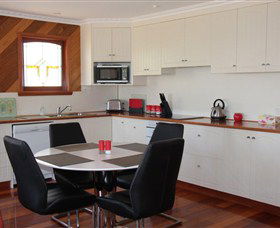 Anchlia Waterfront Cottages - Accommodation Sunshine Coast 2