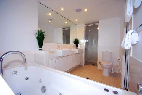 Beaches On Lammermoor Apartments - Accommodation Sunshine Coast 2