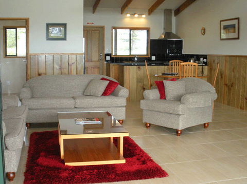 Endeavour Lodge - Accommodation Sunshine Coast 0