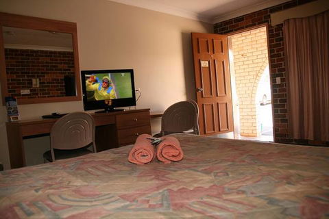 Forest Lodge Motor Inn & Restaurant - Accommodation Sunshine Coast 1