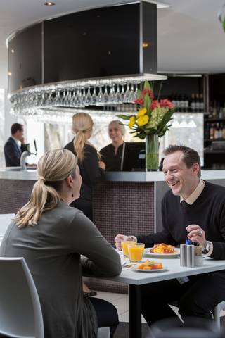 Premier Hotel & Apartments - Accommodation Sunshine Coast 3
