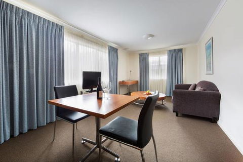 Premier Hotel & Apartments - Accommodation Sunshine Coast 4