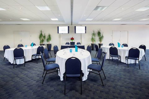 Premier Hotel & Apartments - Accommodation Sunshine Coast 11