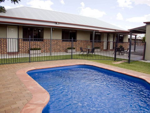 Saltbush Motor Inn - Accommodation Sunshine Coast 1