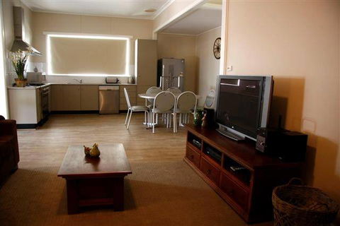 Saltbush Motor Inn - Accommodation Sunshine Coast 2