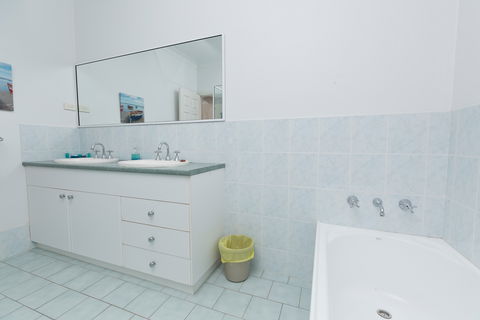 Cranford Waterfront Cottage - Accommodation Sunshine Coast 3
