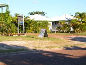 Gee-Dees Family Cabins - Accommodation Sunshine Coast 1