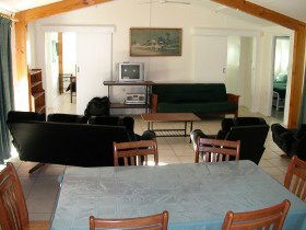 Gee-Dees Family Cabins - Accommodation Sunshine Coast 3