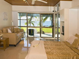 Waterfront Getaway - Accommodation Sunshine Coast 2