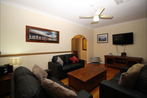 Christies Cottage For Holidays And Relocations. - Accommodation Sunshine Coast 2
