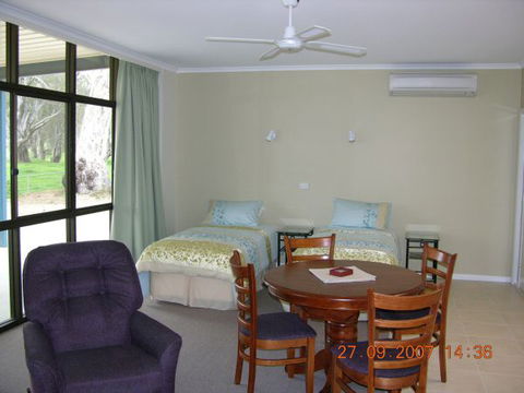 Myrtleford Masonic Units - Accommodation Sunshine Coast 2