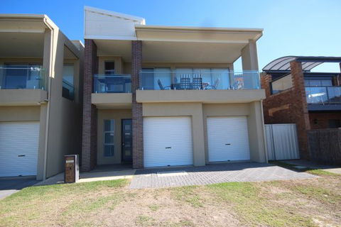 LJ Hooker Goolwa Holiday Rentals - 42 Underwood Avenue, Goolwa Beach - Accommodation Sunshine Coast 3