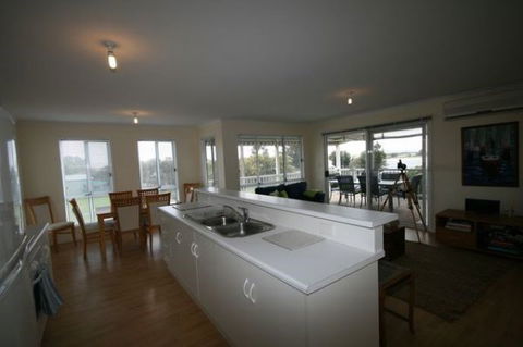 LJ Hooker Goolwa Holiday Rentals - 42 Underwood Avenue, Goolwa Beach - Accommodation Sunshine Coast 5