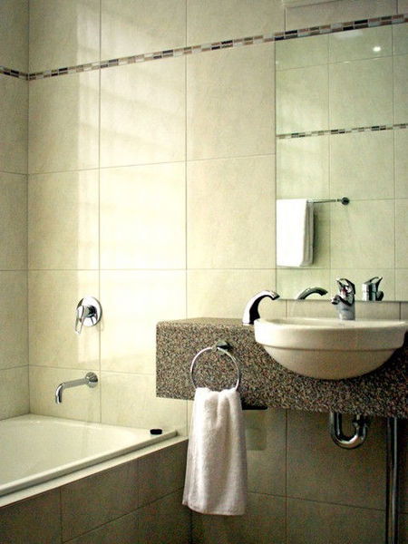 Strath Motel - Accommodation Sunshine Coast 2