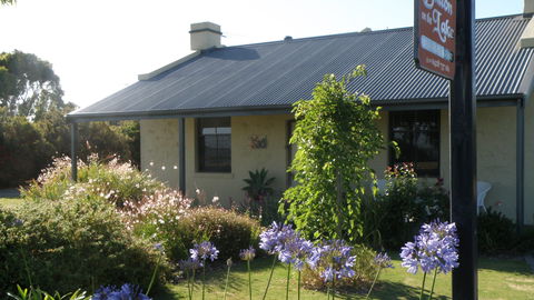 Dalton On The Lake - Accommodation Sunshine Coast 0
