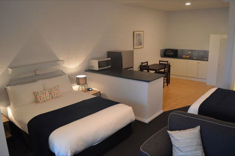 Penguin Seaside Motel - Accommodation Sunshine Coast 1